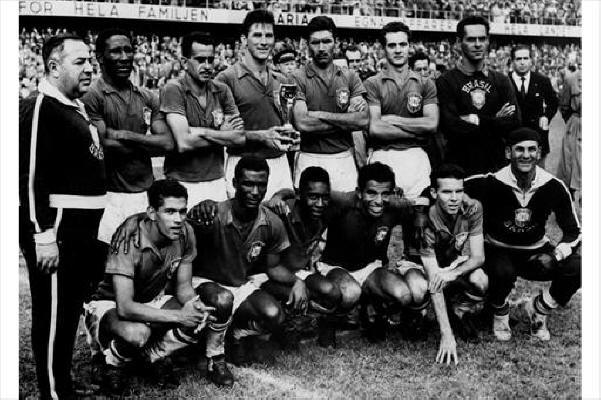 The Brazilian national team at the 1958 FIFA World Cup, from left to right: Vicente Feola (head coach), Djalma Santos, Zito, Bellini, Nilton Santos, Orlando, Gylmar; below: Garrincha, Didi, Pelé, Vavá, Zagallo. Image by: National Archive.