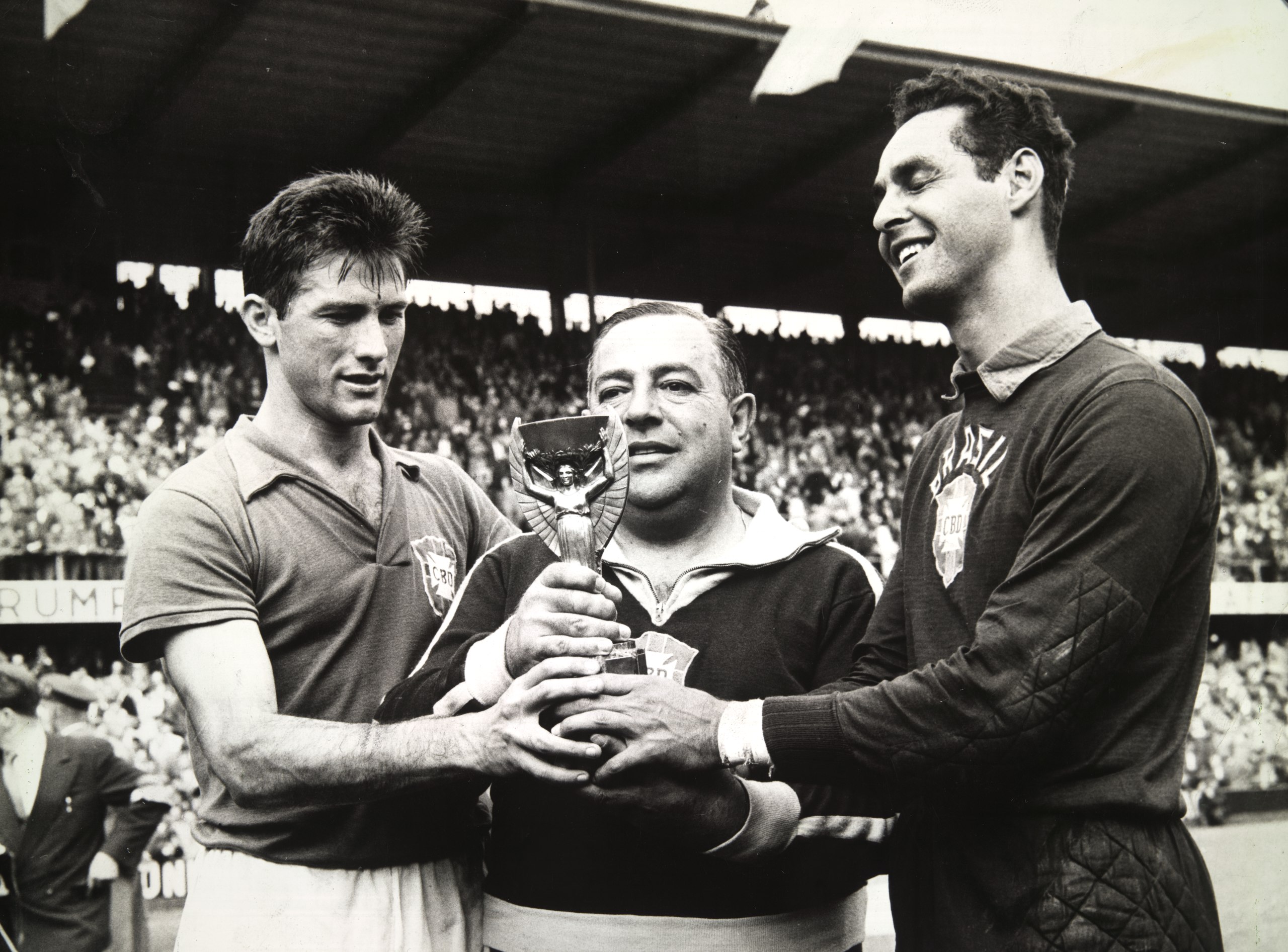 Gilmar, Vicente Feola and Belini with the World Cup. Image: National Archive.